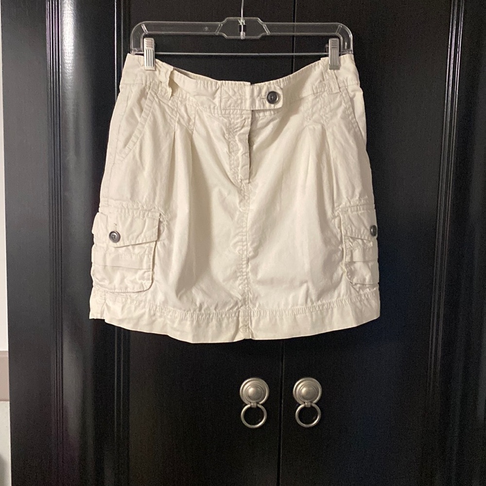 A short skirt with podlings..Loft size 8